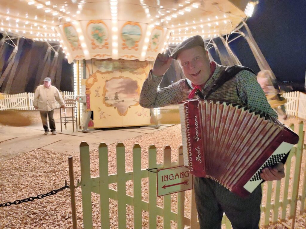 Kermismuziek op accordeon bij de zweefmolen