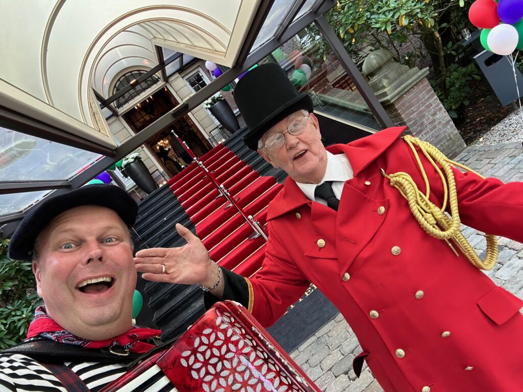 Muziek van de accordeon bij een wijnproeverij in Wassenaar