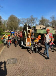 draaiorgel met optocht tijdens koningsdag
