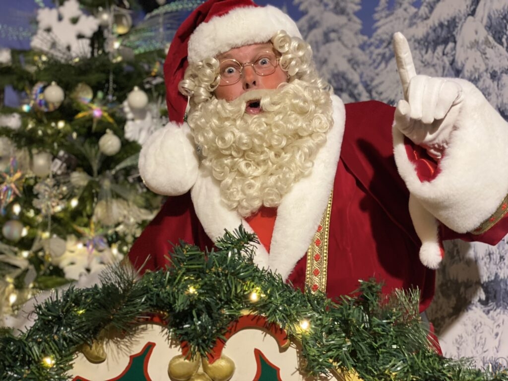 Vrolijke kerstman huren met kerstmuziek