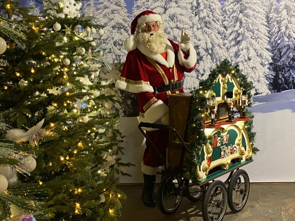 Kerstman met klein kerstdraaiorgel