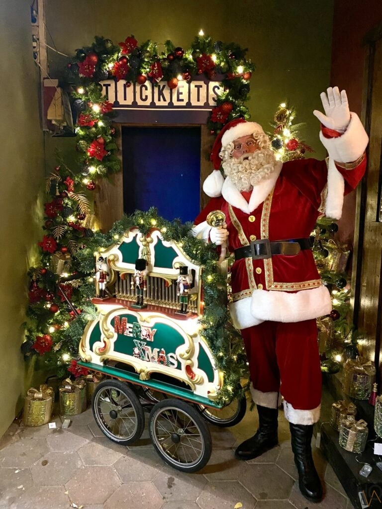 De kerstman ontvangt alle gasten van het tuincentrum
