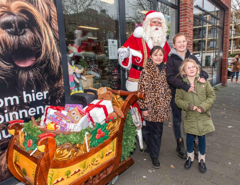 Kerstman met antieke arreslee en muziek