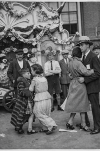 dansende mensen bij draaiorgel, Amsterdam rond 1900