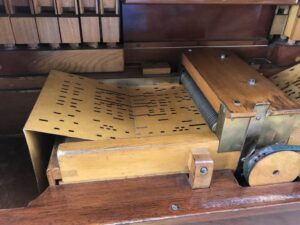 draaiorgelboek met meer dan 3000 gaatjes geven het muziekpatroon weer