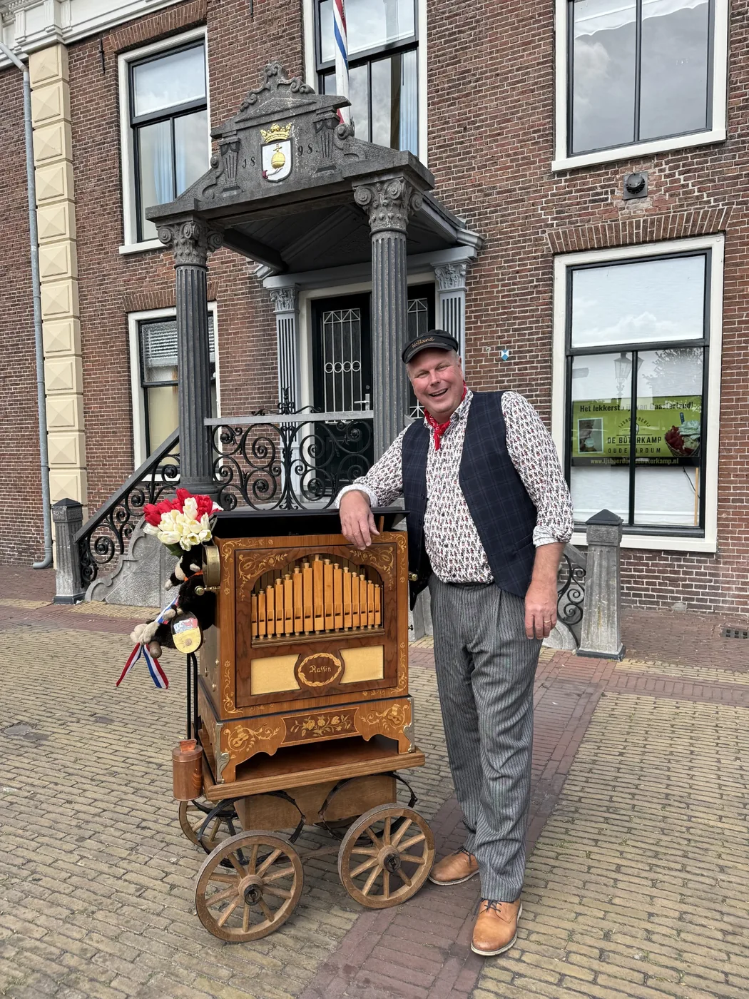 Hiddo van Os met het Raffin 31er Concertorgel tijdens een optreden in Lemmer