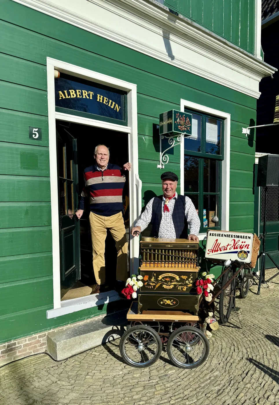 Klein draaiorgel bij de eerste Albert Heijn-winkel in Zaandam